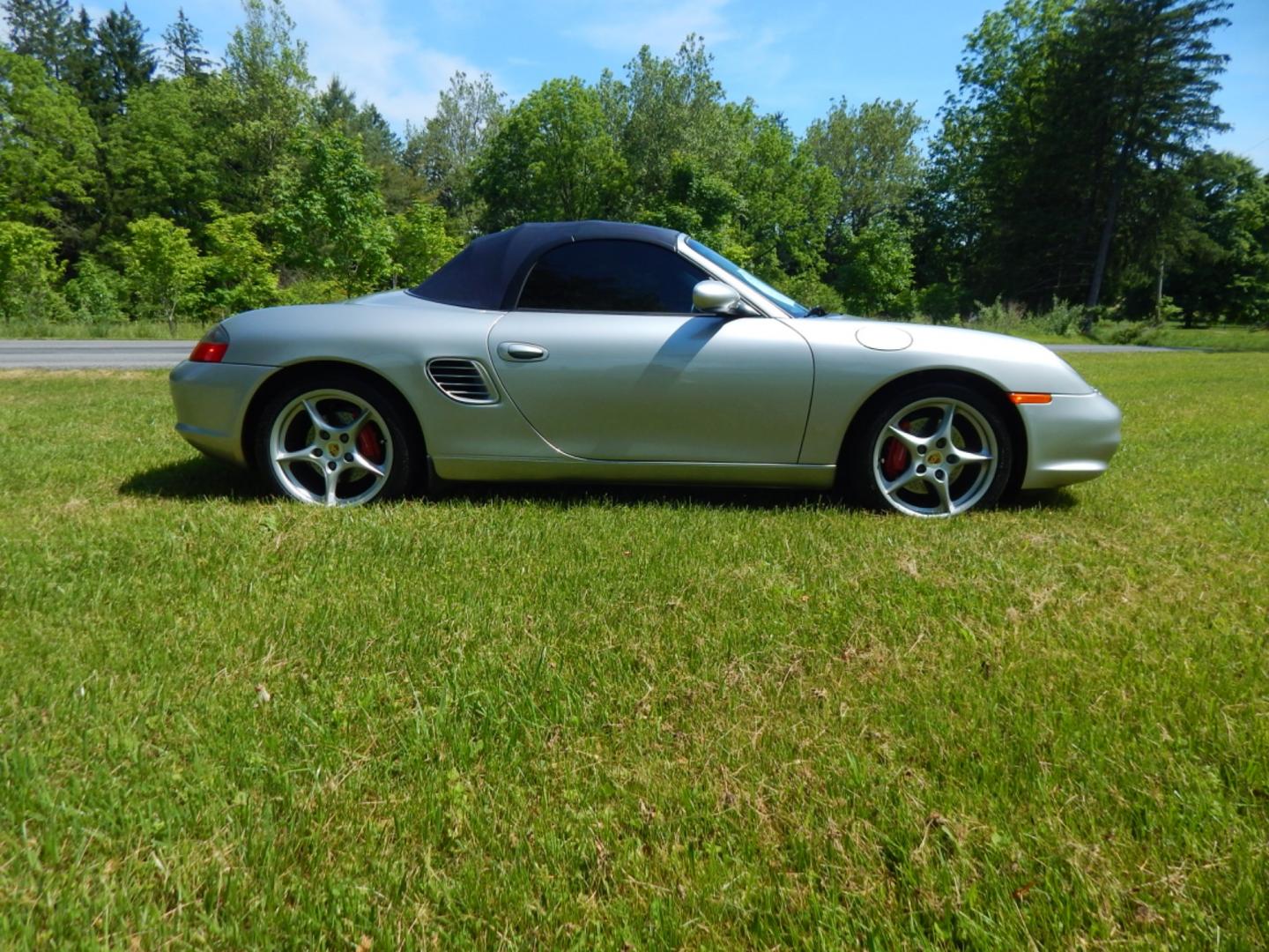 2003 Silver /Blue Leather Porsche Boxster S (WP0CB29873U) with an 3.2L H6 DOHC 24V engine, 6 speed manual transmission, located at 6528 Lower York Road, New Hope, PA, 18938, (215) 862-9555, 40.358707, -74.977882 - Here we have a beautiful Porsche Boxster S with only 18,200 miles that is in pristine condition. This Porsche runs and drives like it did when it was brand new. Options on this beautiful convertible include: 3.2L 6 cylinder engine, rear wheel drive, 6 speed manual transmission, blue leather, 2 mast - Photo#4